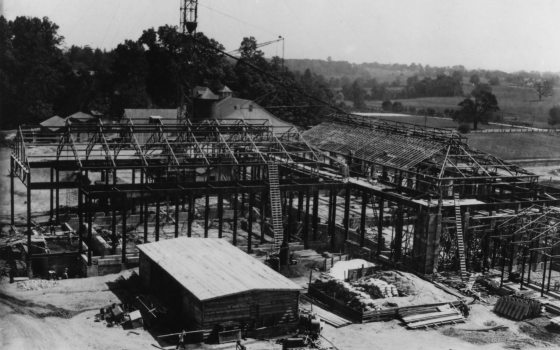 a black and white photo of a buliding under construction 