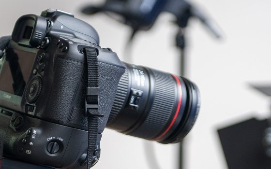 an image of a camera on a tripod pointing right