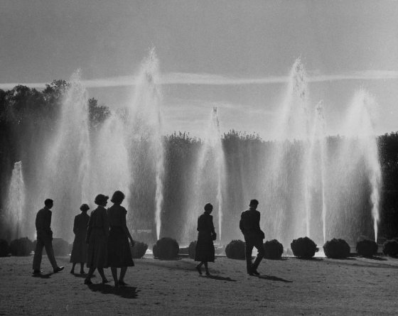 black and white photo of people walking by the Longwood fountains in 1950