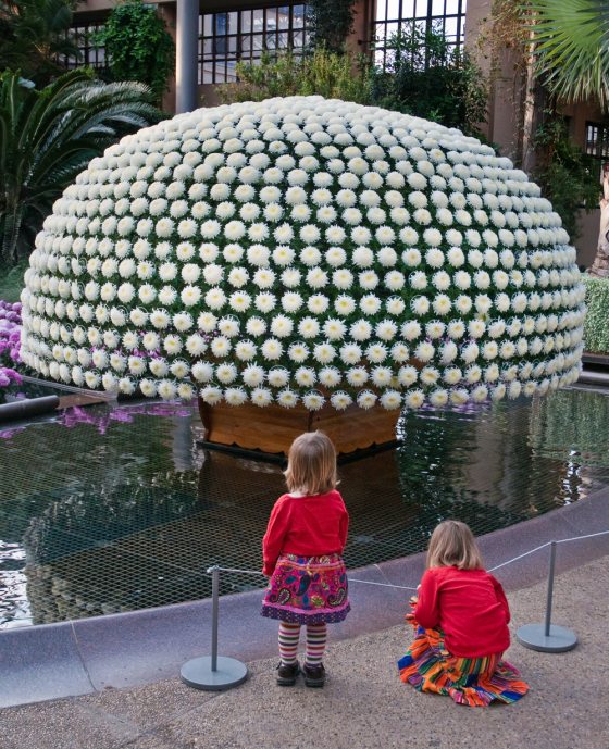 two children in front of the 1,000 bloom mum