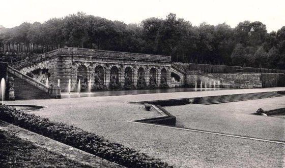 black and white photo of a grotto in a garden in France in the early 1900s